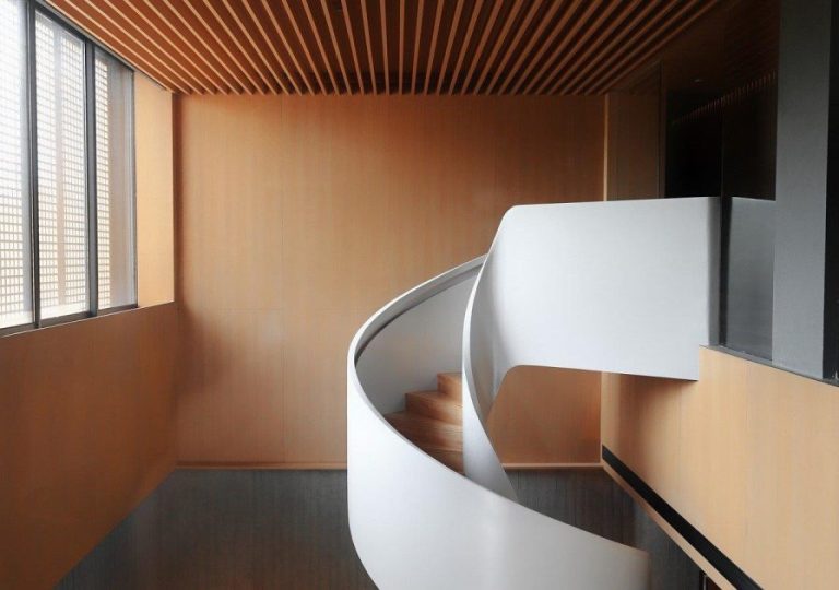 Perfect verwarmde woning met onzichtbare vloerverwarmingset die comfort en warmte verspreidt
